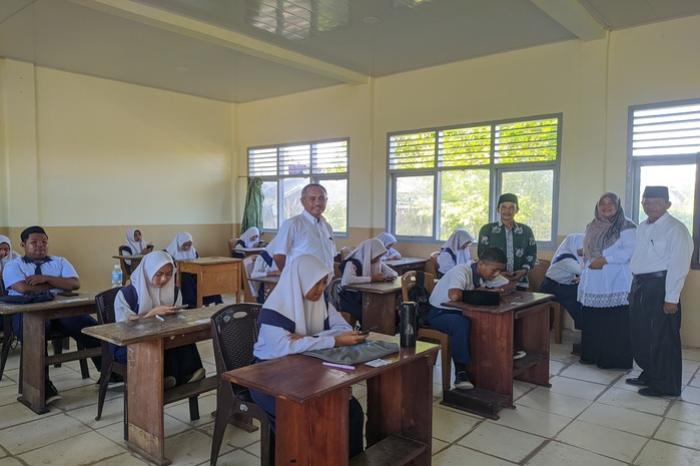 Kepala MTsN 1 Tanjab Barat tinjau langsung pelaksanaan Ujian Akhir Madrasah (Assessment Madrasah)