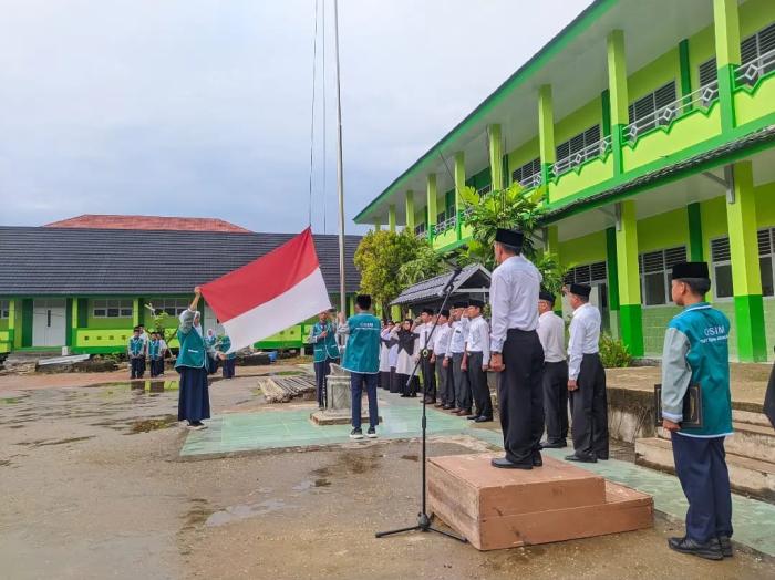 Laksanakan Upacara Peringatan Hari Kebangkitan Nasional, kepala Madrasah Sampaikan Sambutan Menkominfo