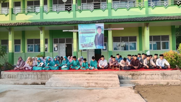 Tingkatkan Karakter Islami, MTsN 1 Tanjung Jabung Barat Gelar Pembiasaan Yasinan dan Kajian Ta'lim Muta'alim Tingkatkan Karakter Islami, MTsN 1 Tanjung Jabung Barat Gelar Pembiasaan Yasinan dan Kajian Ta'lim Muta'alim
