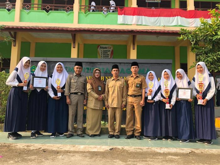 Penyerahan tropi diterima oleh Kepala madrasah