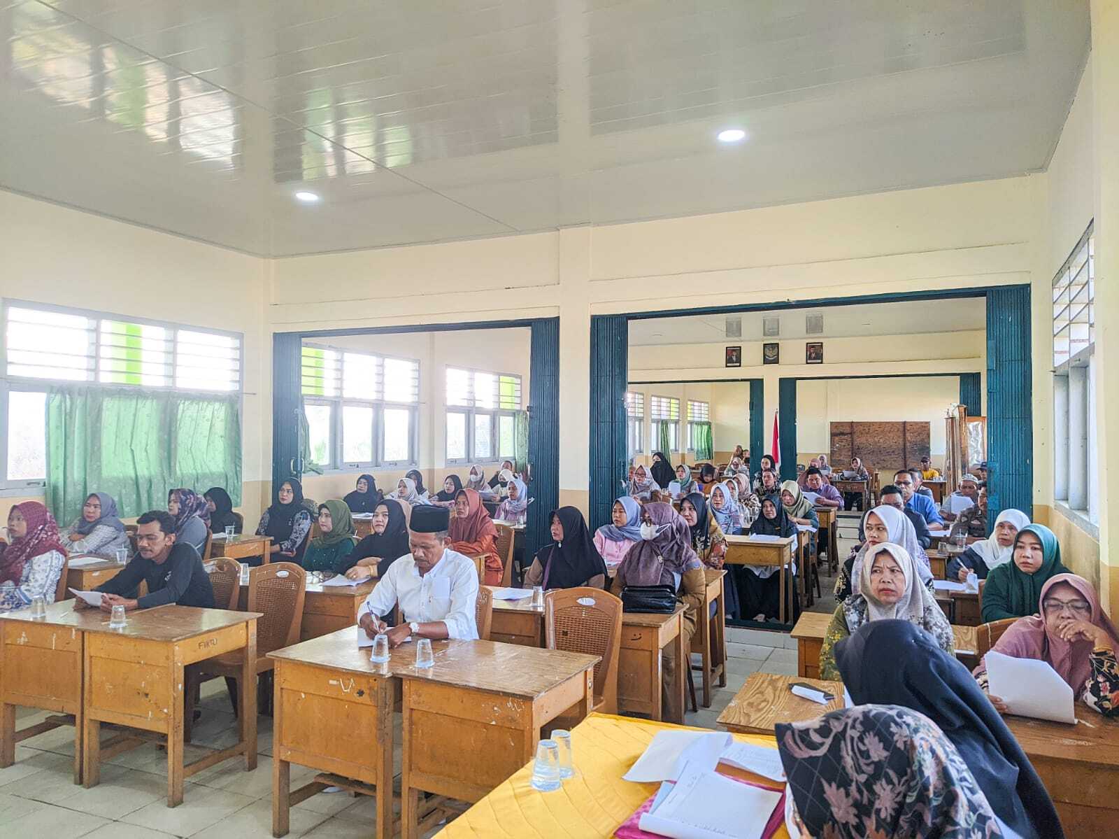 Sosialisasikan Tata Tertib Madrasah, MTsN 1 Tanjab Barat Adakan Rapat Bersama Orang Tua Siswa. 