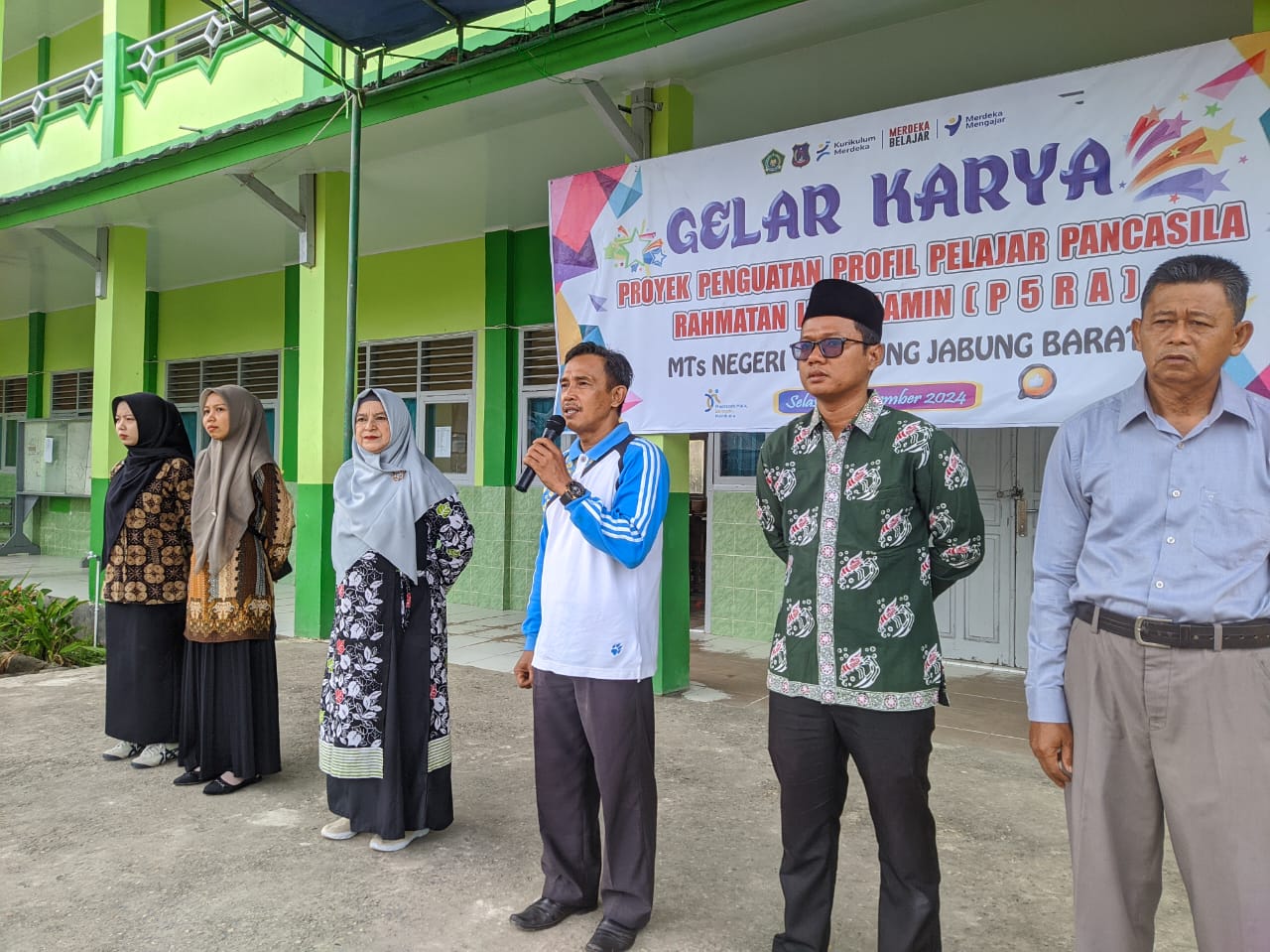 Kepala MTsN 1 Tanjung Jabung Barat Buka Kegiatan Class Meeting Semester Ganjil Tahun Pelajaran 2024/2025