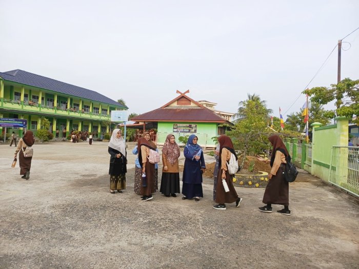 Sentuhan Kasih di Gerbang Madrasah: Tradisi Bersalaman Pagi MTsN 1 Tanjab Barat Bangun Karakter Siswa Sentuhan Kasih di Gerbang Madrasah: Tradisi Bersalaman Pagi MTsN 1 Tanjab Barat Bangun Karakter Siswa