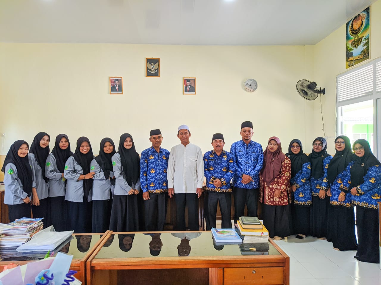 Setelah 2 Bulan Melaksanakan PPL Di MTsN 1 Tanjab Barat, Mahasiswa Institut Agama Islam An-Nadwah Kuala Tungkal Adakan Perpisahan