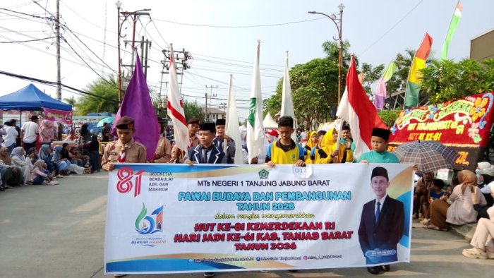 Wujud Cinta Tanah Air dan Daerah, MTsN 1 Tanjab Barat Tampil All-Out di Pawai Budaya HUT RI ke-81 dan HUT Tanjab Barat ke-61 Wujud Cinta Tanah Air dan Daerah, MTsN 1 Tanjab Barat Tampil All-Out di Pawai Budaya HUT RI ke-81 dan HUT Tanjab Barat ke-61
