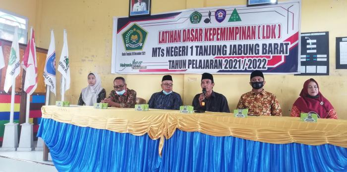 Latihan Dasar Kepemimpinan OSIM, PRAMUKA, PMR DAN KKR di MTsN 1 TANJUNG JABUNG BARAT