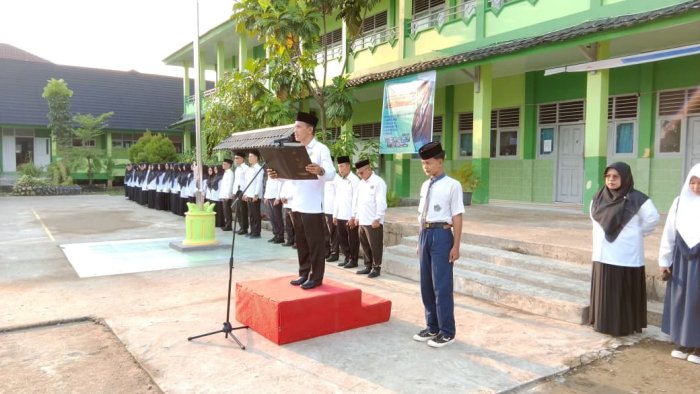 Upacara Bendera Khidmat di MTsN 1 Tanjab Barat, Kepala Madrasah Tekankan Kedisiplinan dan Akhlak Mulia Upacara Bendera Khidmat di MTsN 1 Tanjab Barat, Kepala Madrasah Tekankan Kedisiplinan dan Akhlak Mulia