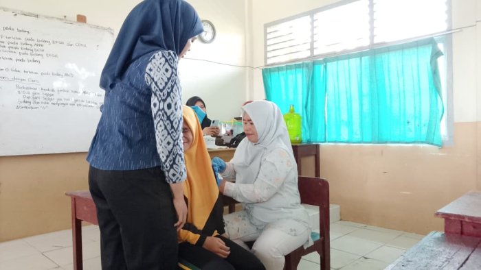 Puskesmas Tungkal I Gelar Vaksinasi HPV bagi Siswi Kelas 9 MTsN 1 Tanjab Barat untuk Cegah Kanker Serviks Puskesmas Tungkal I Gelar Vaksinasi HPV bagi Siswi Kelas 9 MTsN 1 Tanjab Barat untuk Cegah Kanker Serviks