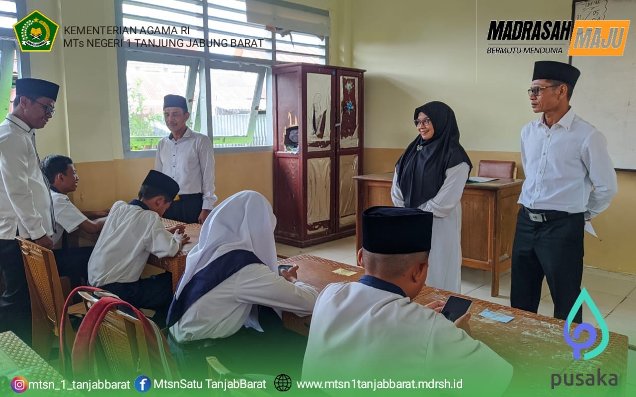 Kepala MTsN 1 Tanjab Barat tinjau langsung pelaksanaan Penilaian Akhir Semester (PAS) berbasis android