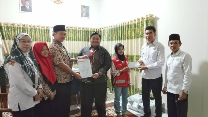 Wujud Kepedulian Sesama, Keluarga Besar MTsN 1 Tanjab Barat Galang Donasi untuk Korban Kebakaran Teluk Nilau