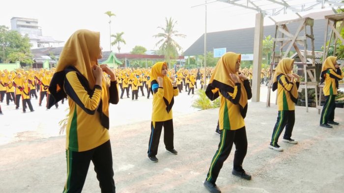 Tingkatkan Kebugaran, Siswi Kelas 7 hingga 9 MTsN 1 Tanjab Barat Gelar Senam Bersama Tingkatkan Kebugaran, Siswi Kelas 7 hingga 9 MTsN 1 Tanjab Barat Gelar Senam Bersama