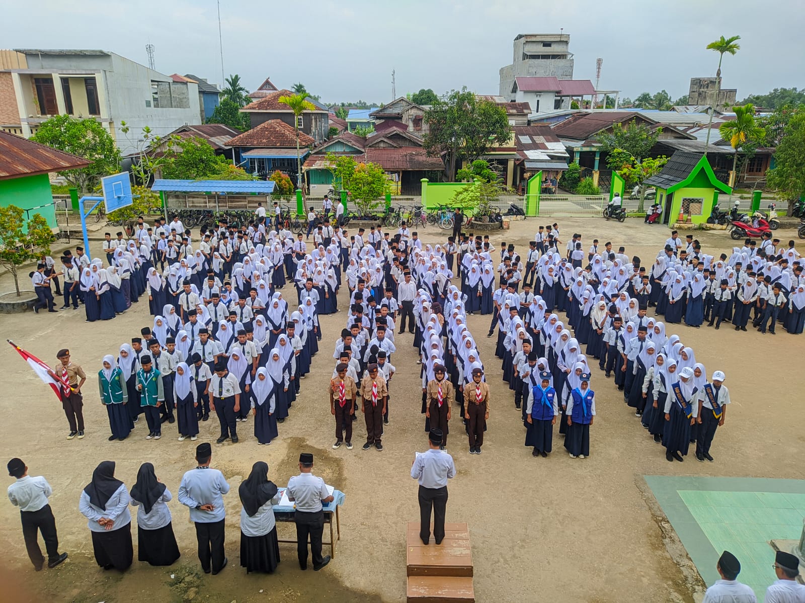 Pelantikan Pengurus OSIM, Pramuka, PMR, dan Pengurus KKR MTsN 1 Tanjung Jabung Barat Masa Bakti 2024/2025 Berlangsung Khidmat