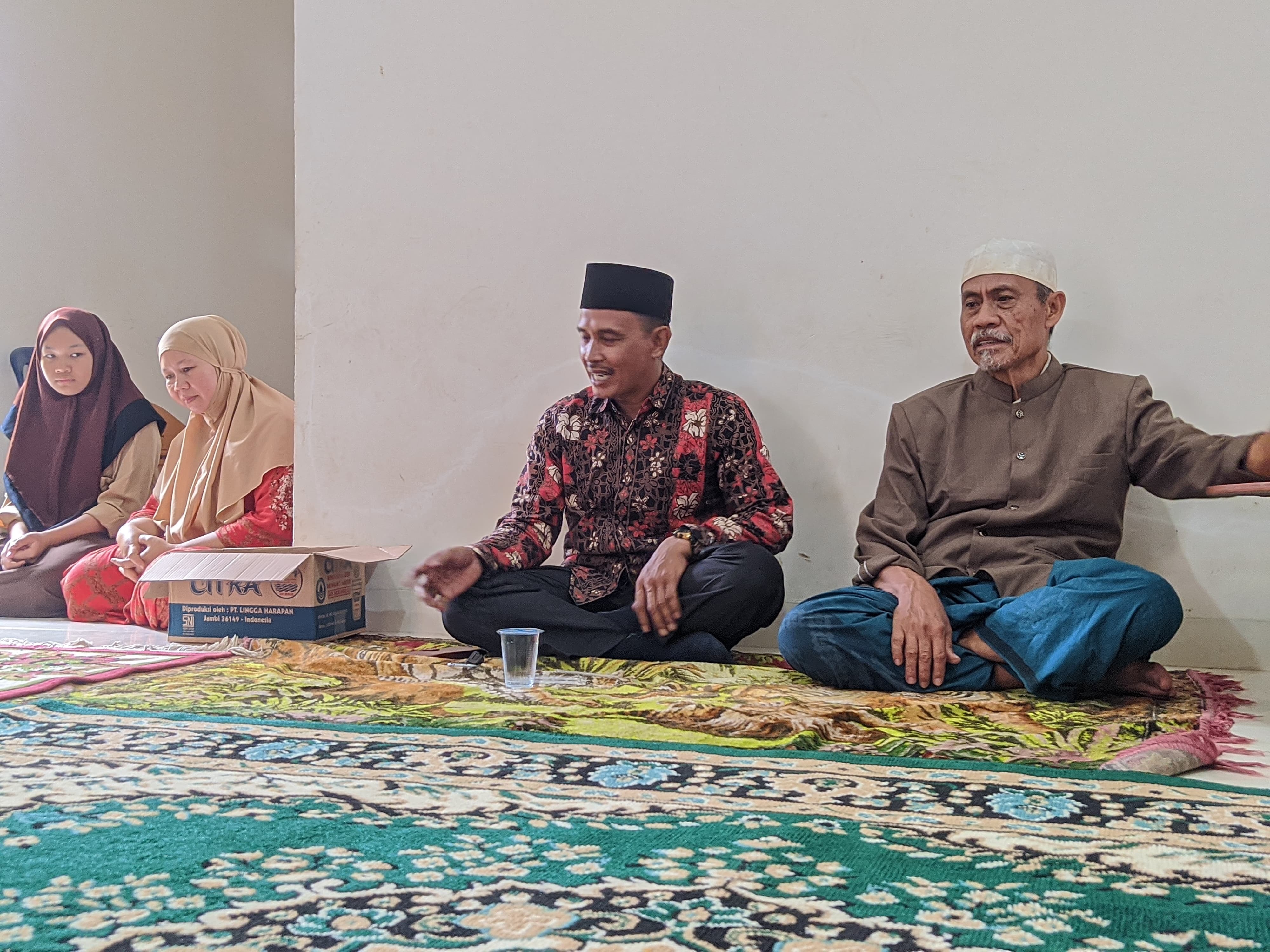 Kepala Madrasah Bersama Perwakilan Guru Berkunjung Kerumah Salah Satu Siswa MTsN 1 Tanjab Barat