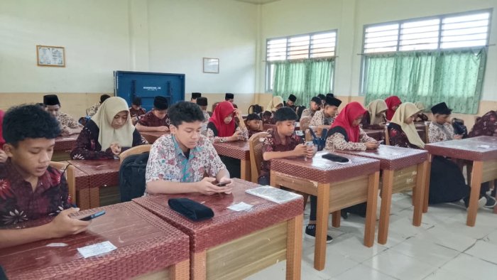 Ujian Semester Genap Kelas VII dan VIII MTsN 1 Tanjab Barat Berjalan Lancar dan Tertib Ujian Semester Genap Kelas VII dan VIII MTsN 1 Tanjab Barat Berjalan Lancar dan Tertib