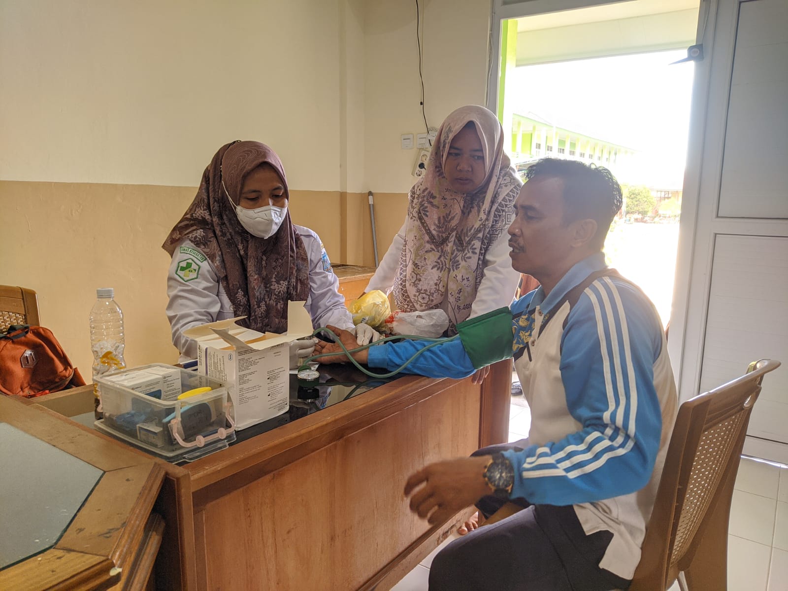 Guru Dan Tendik MTsN 1 Tanjab Barat Lakukan Skrining Faktor Resiko Penyakit Tidak Menular 