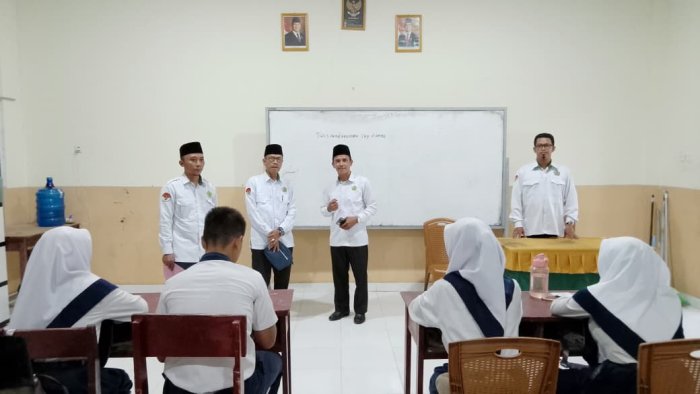 Tinjau Pelaksanaan Ujian Madrasah Hari Pertama, Kasi Penmad dan Pengawas Kunjungi MTsN 1 Tanjab Barat
