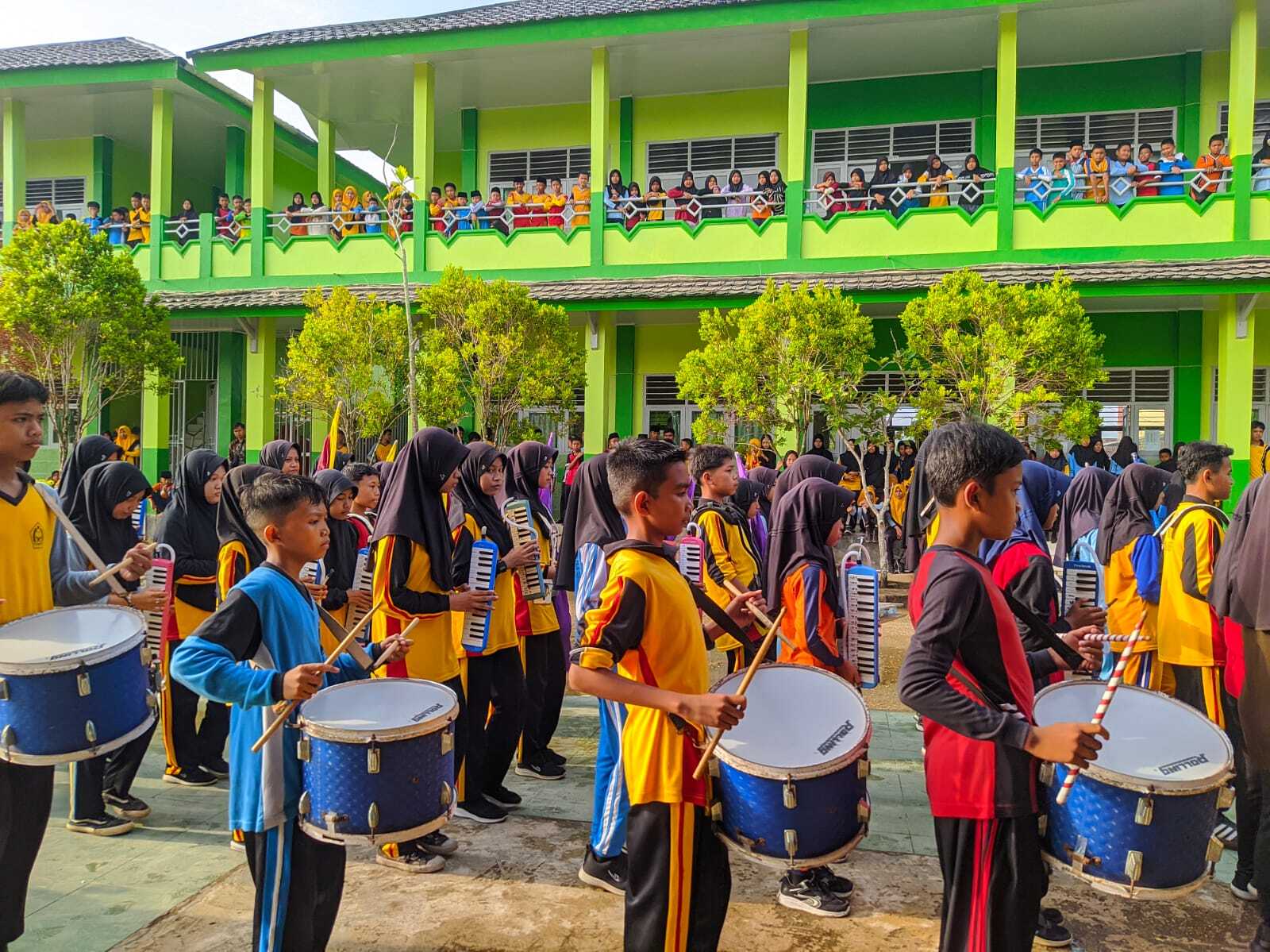 Jelang Perayaan HUT RI Ke 79 tahun 2024, Tim Drumband MTsN 1 Tanjab Barat Intensifkan Latihan