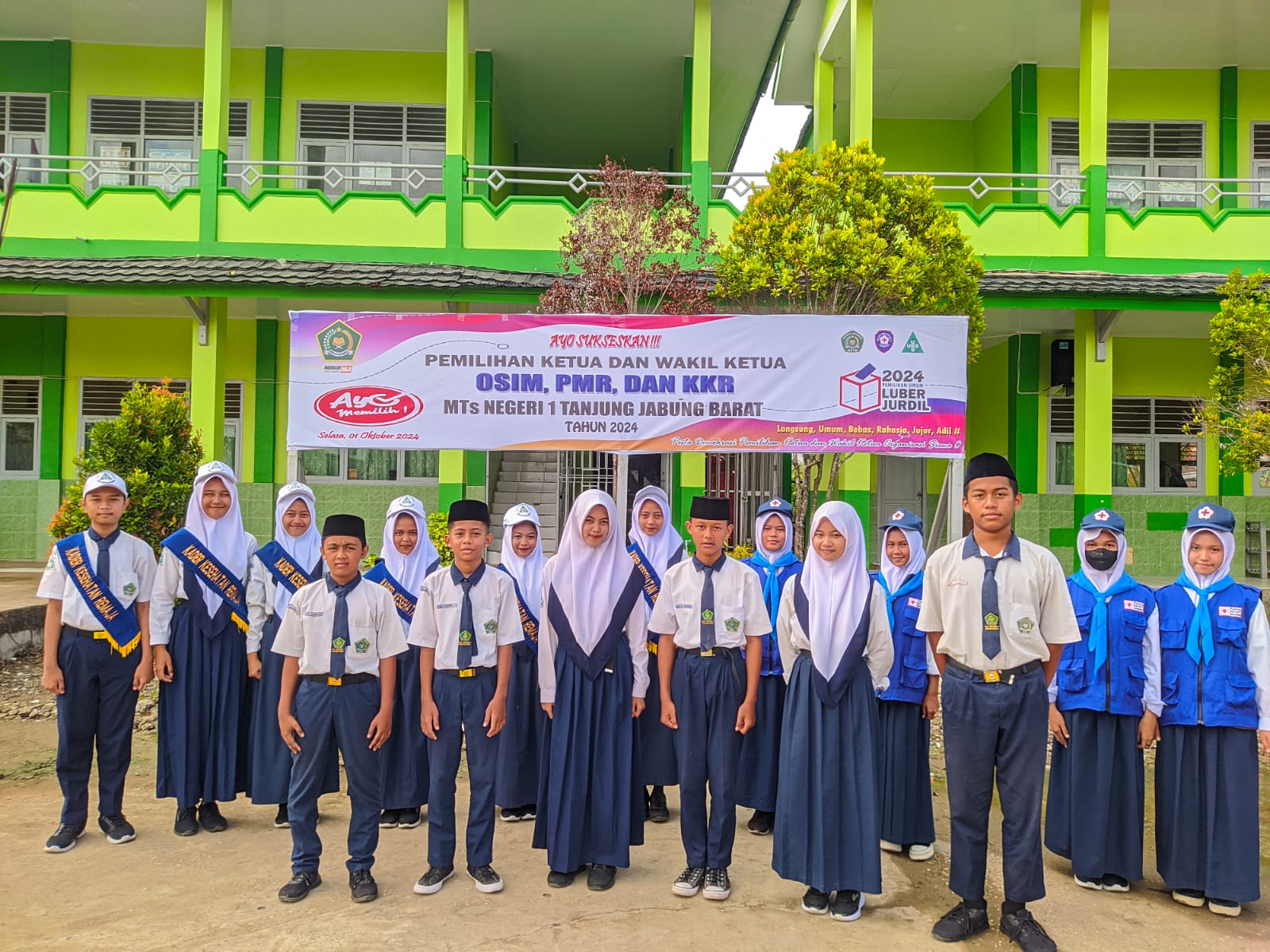 Ajarkan Nilai Demokrasi Sejak Dini, MTsN 1 Tanjab Barat Selenggarakan Pemilihan Ketua OSIM, PMR dan KKR Secara Langsung