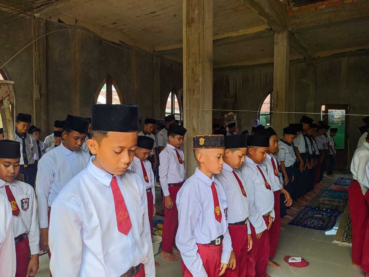 MTsN 1 Tanjab Barat Wajibkan Siswa Laksanakan Shalat Dzuhur Berjamaah