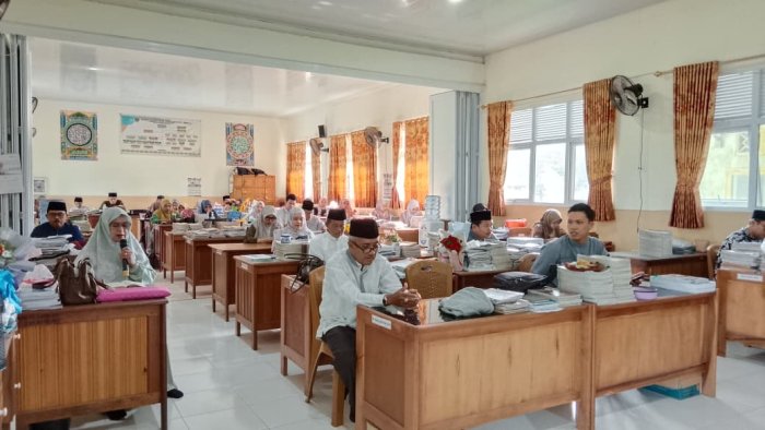 Teladan Literasi Al-Quran: Kepala Madrasah, Guru, dan Staf MTsN 1 Tanjab Barat Gelar Khatam Al-Quran