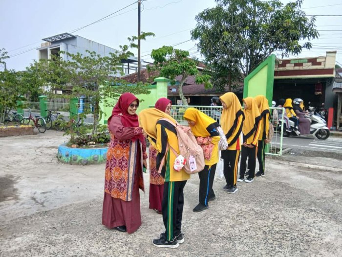 MTsN 1 Tanjung Jabung Barat Tanamkan Etika dan Kedisiplinan Melalui Piket Bersalaman Pagi