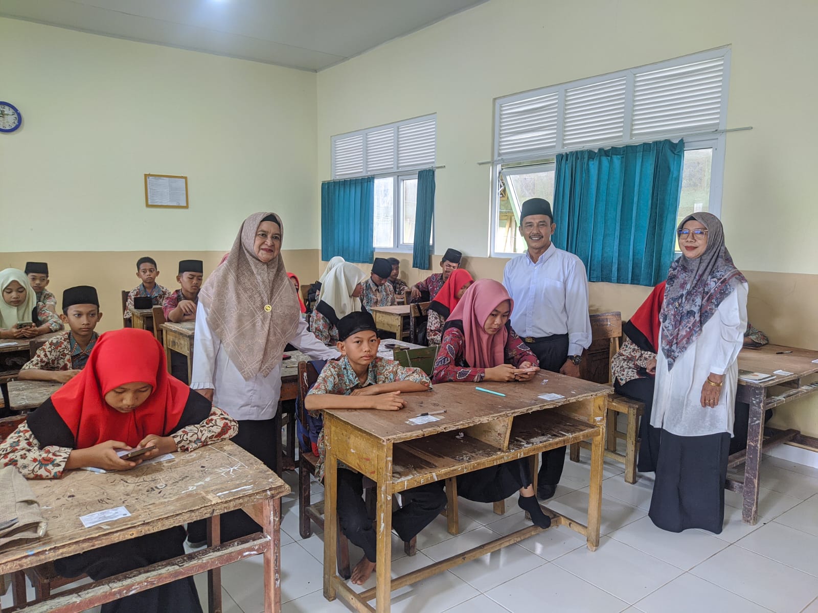 Kepala Madrasah Tinjau Langsung Pelaksanaan Ujian Akhir Semester 1 Berbasis Android