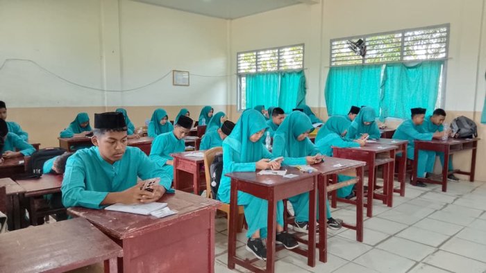 Alhamdulillah, Perjuangan Tuntas! Siswa Kelas IX MTsN 1 Tanjab Barat Selesaikan Hari Terakhir Ujian Madrasah
