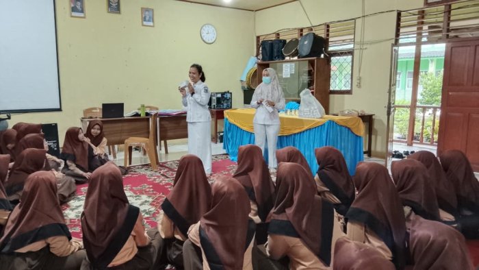 Cegah Anemia Sejak Dini, Tim Puskesmas Tungkal I Berikan Tablet Tambah Darah bagi Remaja Putri MTsN 1 Tanjab Barat