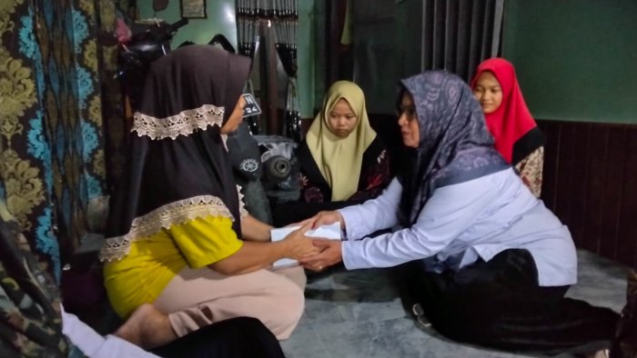 Keluarga Besar MTsN 1 Tanjab Barat Melakukan Takziah ke Kediaman Ananda Najwa