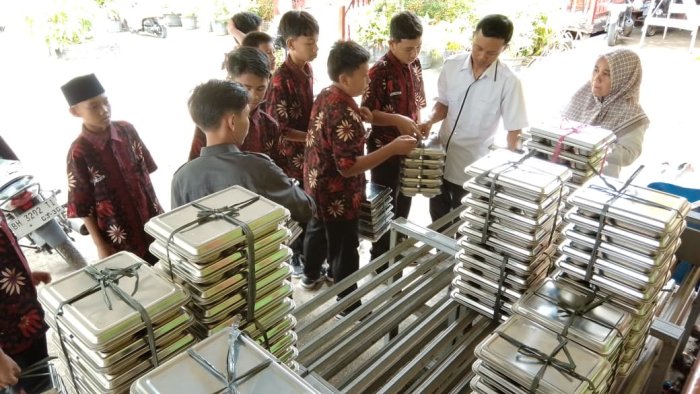 Selasa Ceria di MTsN 1 Tanjab Barat: Menu Bergizi Gratis Program Presiden Mulai Disalurkan Pasca Lebaran