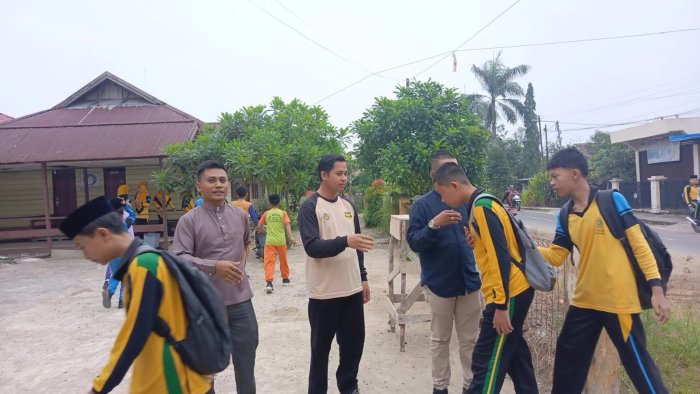 Tumbuhkan Karakter dan Kedisiplinan, MTsN 1 Tanjab Barat Rutinkan Tradisi Menyambut Siswa di Gerbang Madrasah Tumbuhkan Karakter dan Kedisiplinan, MTsN 1 Tanjab Barat Rutinkan Tradisi Menyambut Siswa di Gerbang Madrasah