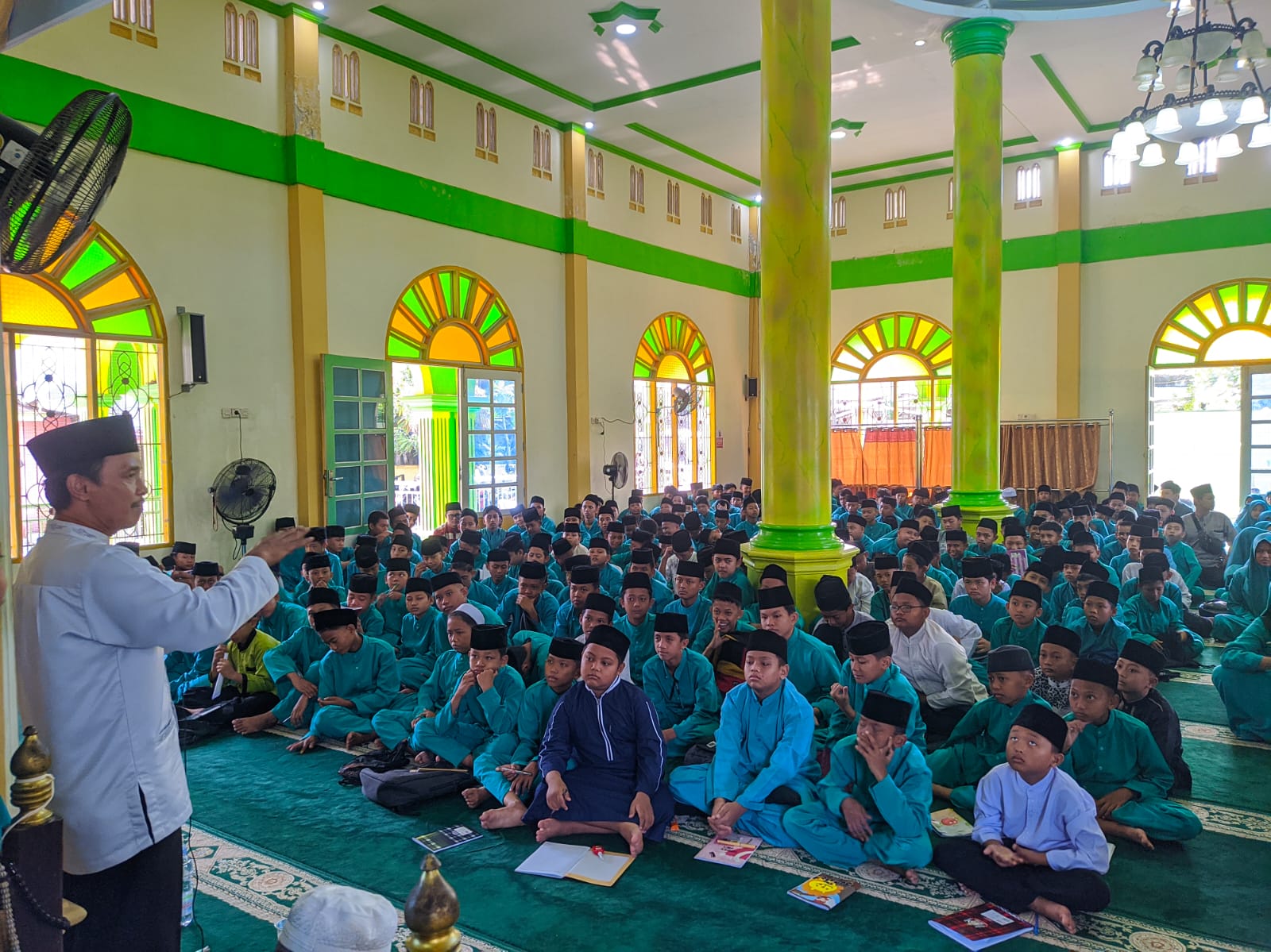 Peringati Maulid Nabi Besar Muhammad SAW, MTsN 1 Tanjab Barat Hadirkan Penceramah Hafidz Quran