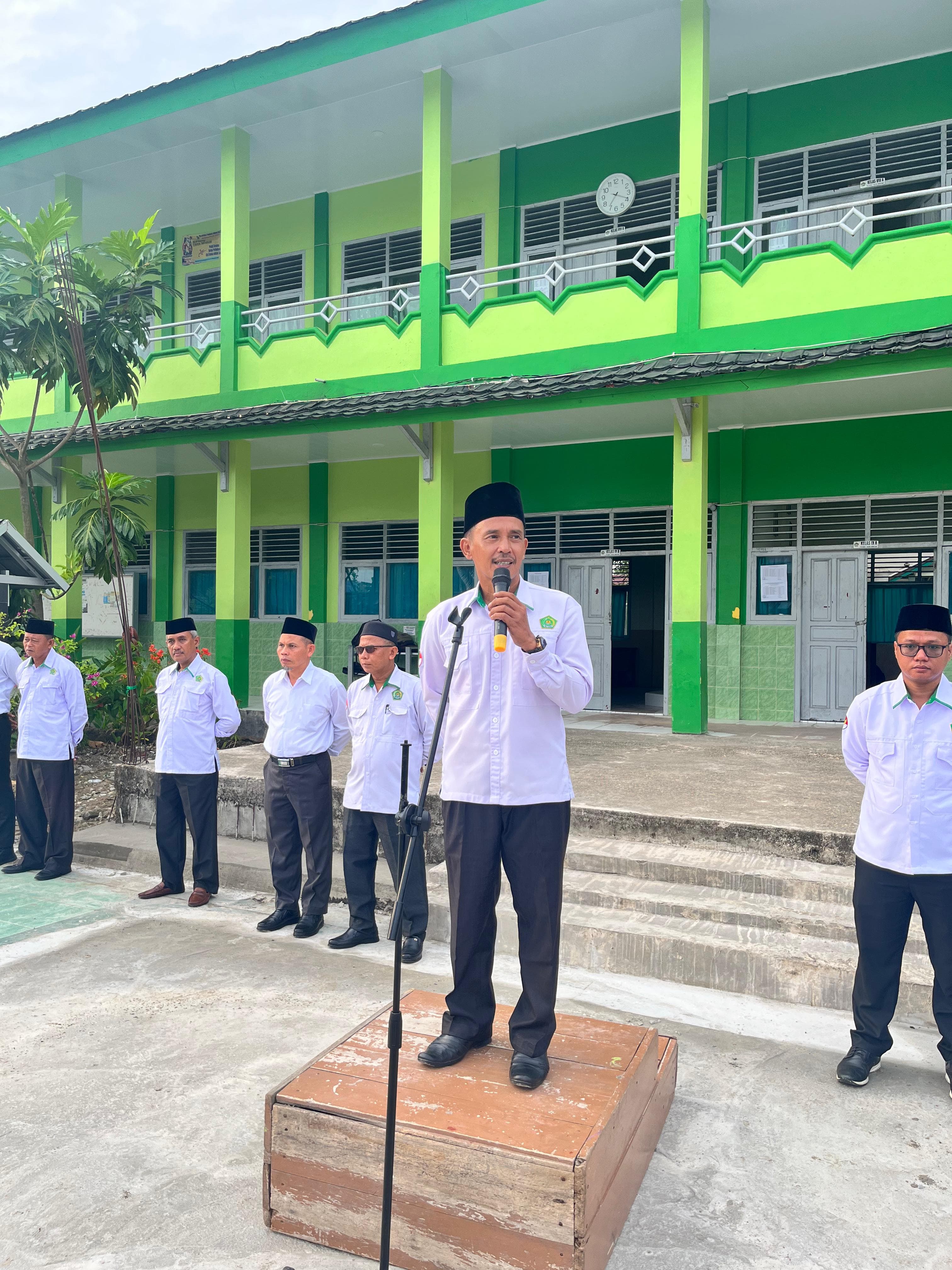 Kepala Madrasah Membuka Secara Resmi Pelaksanaan Masa Taaruf Siswa Madrasah (MATSAMA)