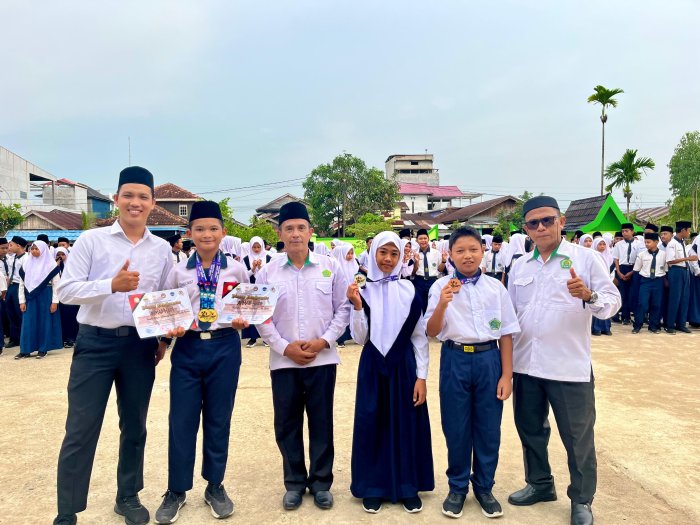 Tiga Siswa MTsN 1 Tanjab Barat Raih Medali Taekwondo