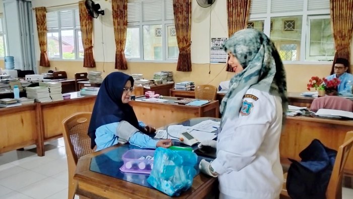 Sinergi Kesehatan: Tim Puskesmas Tungkal 1 Gelar Pemeriksaan Rutin bagi Guru dan Staf MTsN 1 Tanjab Barat