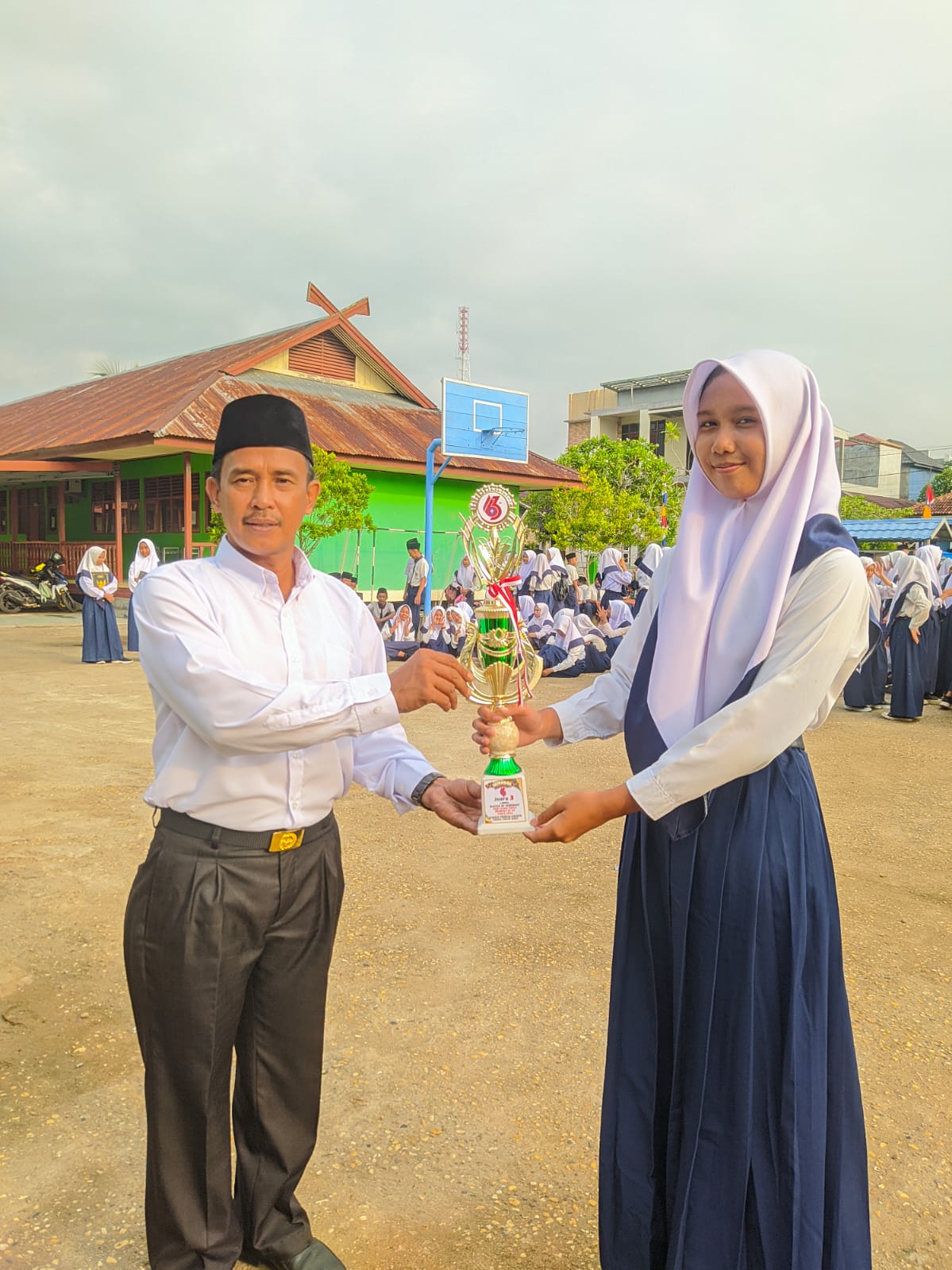 Harumkan Nama Madrasah, Siswi MTsN 1 Tanjab Barat ini Berhasil Meraih Juara 