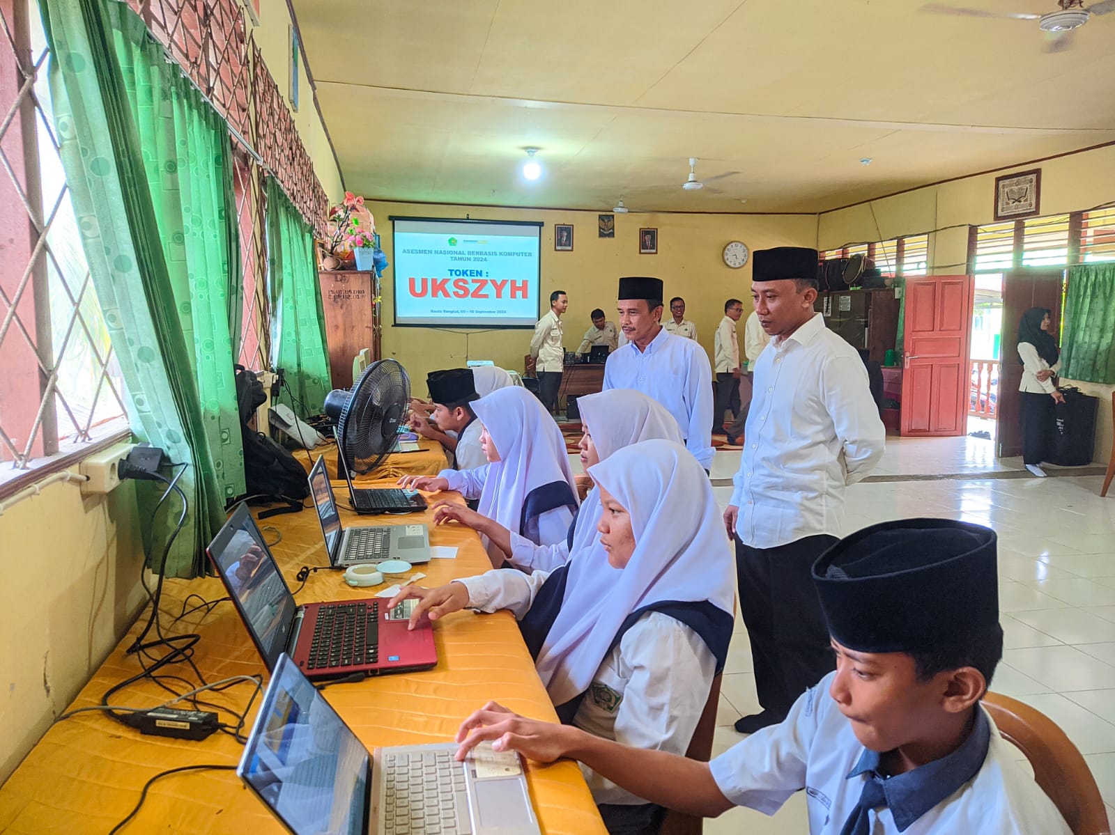 Kasi Pendidikan Madrasah Tinjau Langsung Pelaksanaan ANBK hari Pertama di MTsN 1 Tanjab Barat 