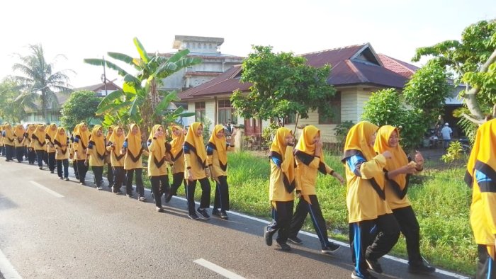 Pancarkan Energi Positif, Intip Keseruan Jalan Santai Pagi Siswa-Siswi MTsN 1 Tanjab Barat