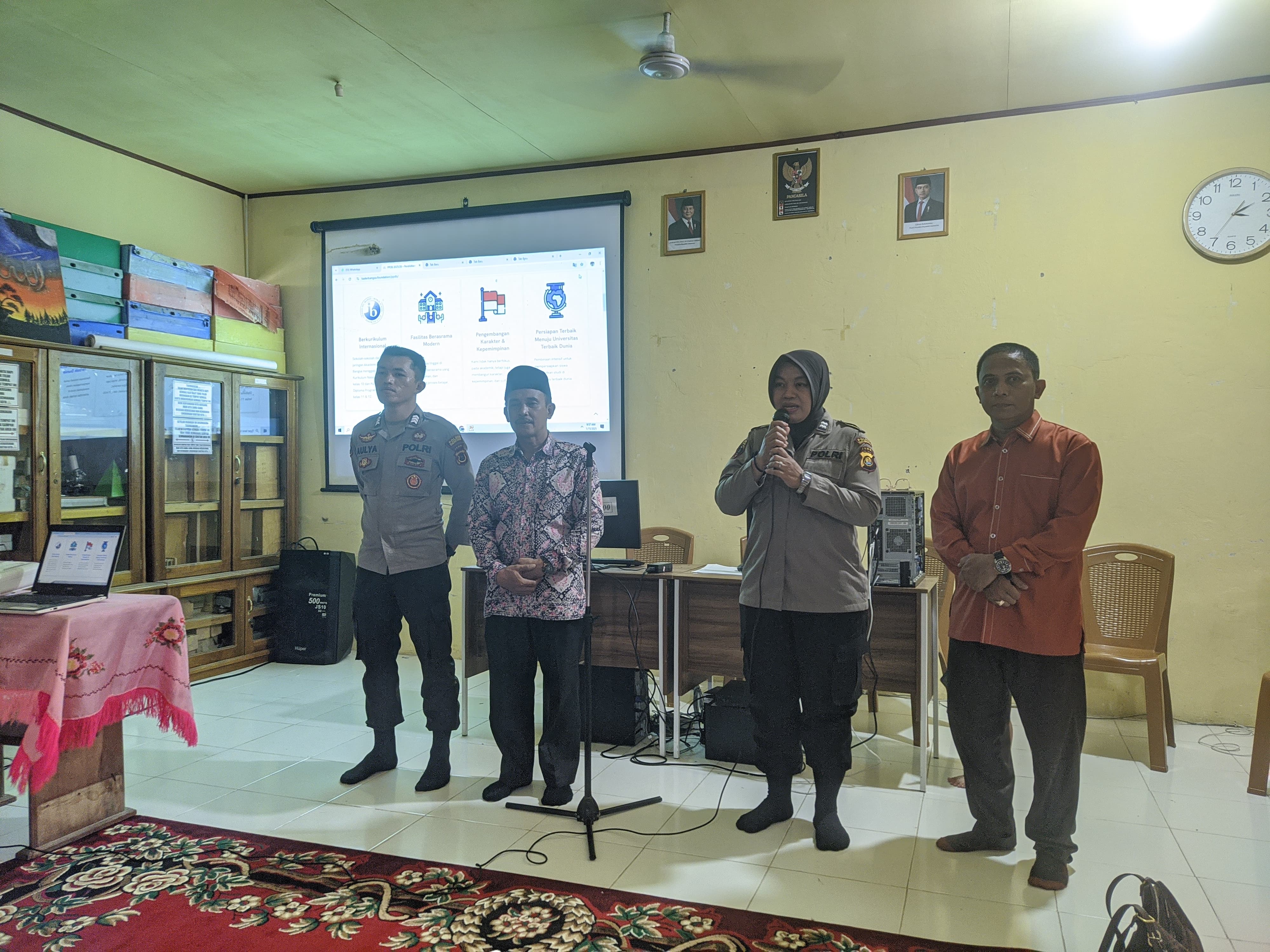 Tim Polres Tanjab Barat Sosialisasi Penerimaan Siswa Baru SMA Kemala Taruna Bhayangkara Kepada Siswa MTsN 1 Tanjab Barat