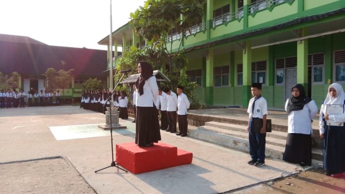 Tegakkan Kedisiplinan, Ibu Suhartini Tekankan Pentingnya Taat Tata Tertib pada Upacara Senin di MTsN 1 Tanjab Barat