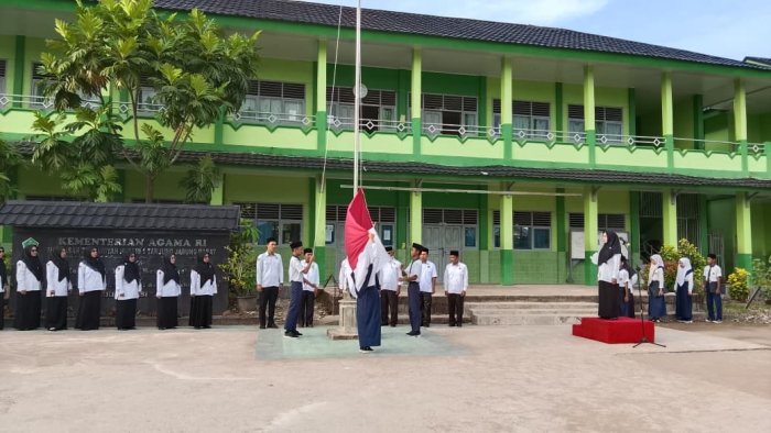 Adab di Atas Ilmu: Pesan Mendalam Wali Kelas VIII D Saat Menjadi Pembina Upacara di MTsN 1 Tanjab Barat
