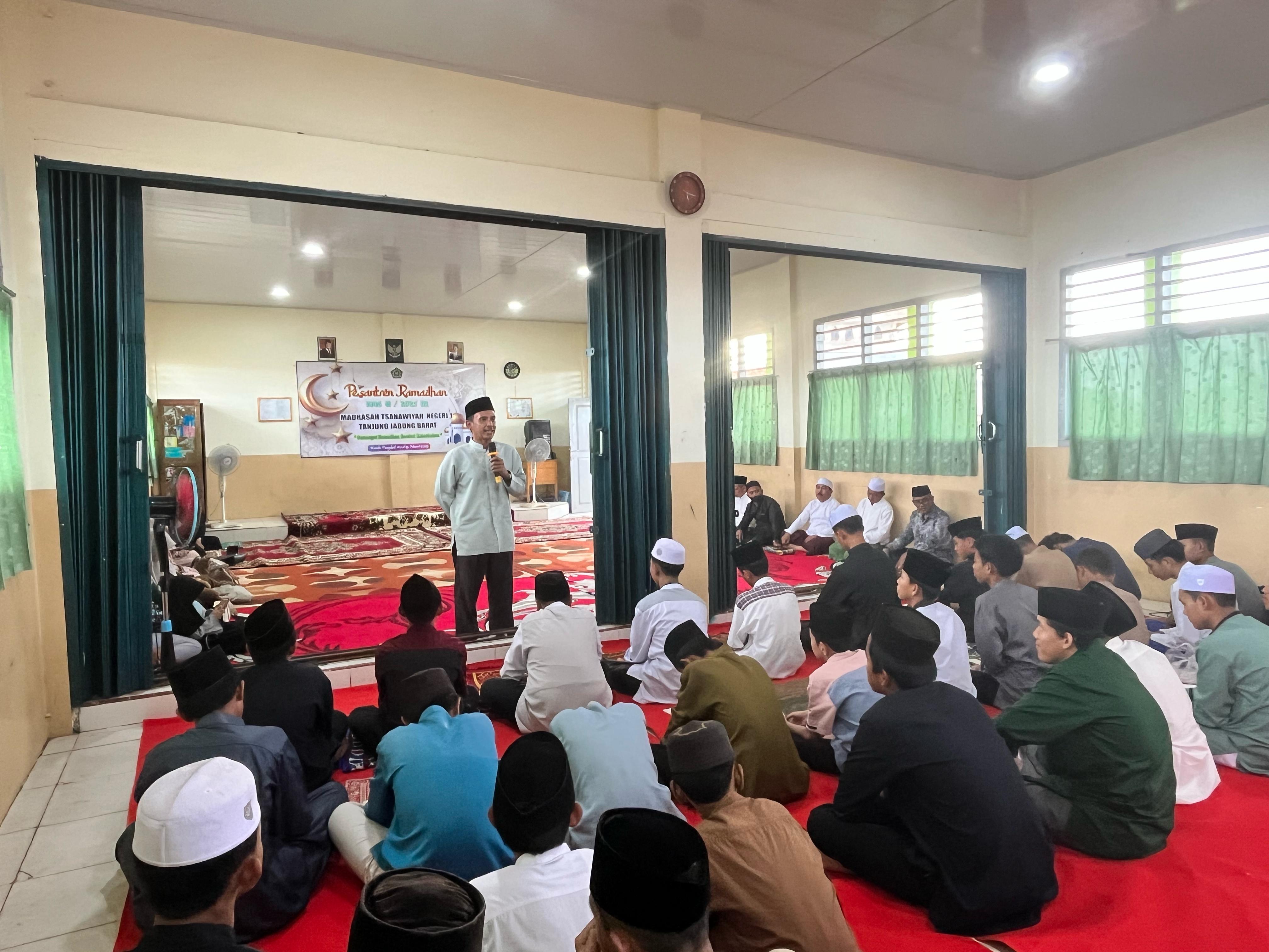 Kepala MTsN 1 Tanjab Barat Buka Kegiatan Pesantren Ramadhan, Ini Jadwal Dan Materinya