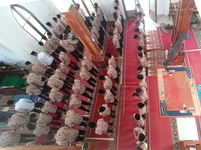 Memperkokoh Karakter Religius, Siswa Kelas 9 MTsN 1 Tanjab Barat Gelar Tadarus dan Salat Dhuha Berjamaah Memperkokoh Karakter Religius, Siswa Kelas 9 MTsN 1 Tanjab Barat Gelar Tadarus dan Salat Dhuha Berjamaah