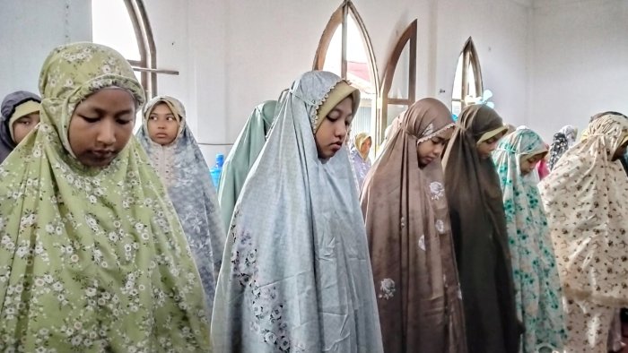 Awali Pagi dengan Keberkahan, Siswa MTsN 1 Tanjab Barat Rutinkan Tadarus dan Dhuha di Masjid Hidayatul Ulum