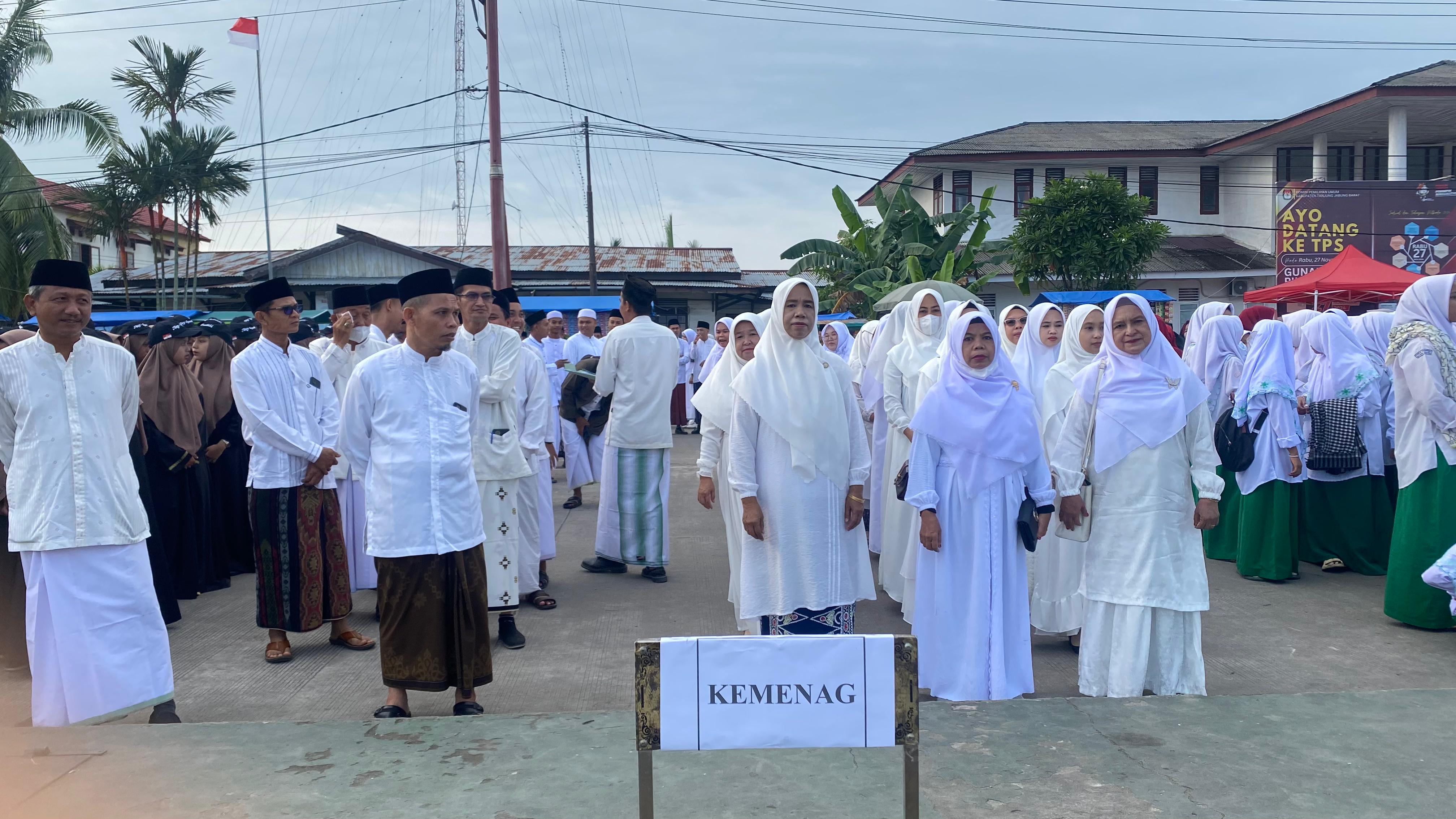 Kepala Madrasah Dan Perwakilan Majelis Guru Ikuti Upacara Hari Santri Nasional Di Alun-alun Kuala Tungkal