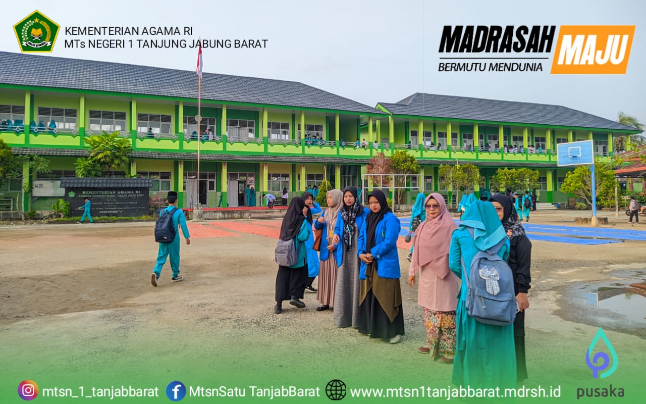 Budayakan Sambut Siswa Bersalaman Dengan Guru, MTsN 1 Tanjab Barat Tanamkan Nilai positif Bagi Peserta Didik