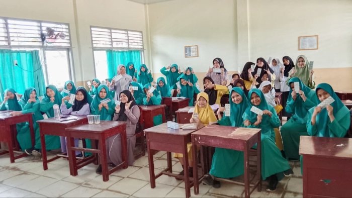 Cegah Anemia, Puskesmas Tungkal 1 Bagikan Tablet Tambah Darah ke Remaja Putri MTsN 1 Tanjab Barat Cegah Anemia, Puskesmas Tungkal 1 Bagikan Tablet Tambah Darah ke Remaja Putri MTsN 1 Tanjab Barat