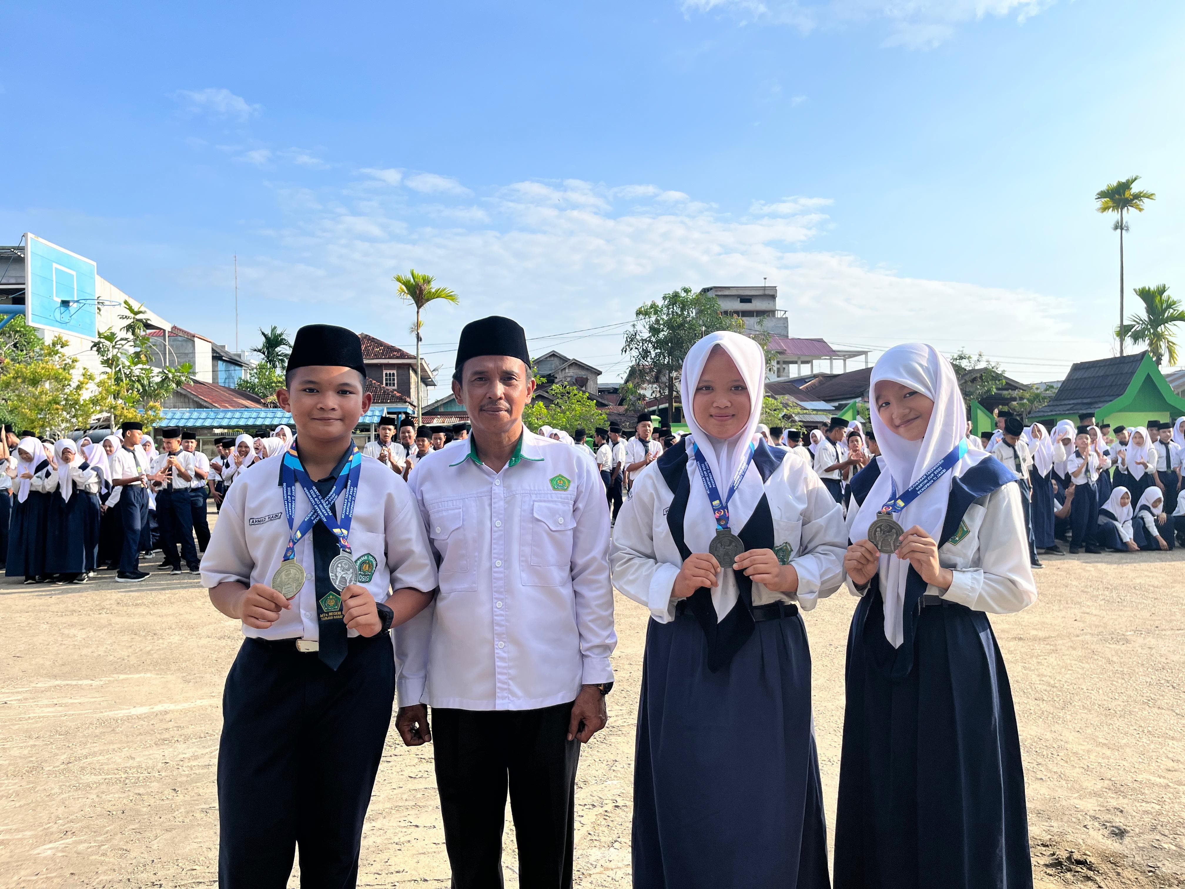 Sebanyak 3 Siswa dan Siswi MTsN 1 Tanjab Barat Ini Berhasil Juara Tingkat Provinsi
