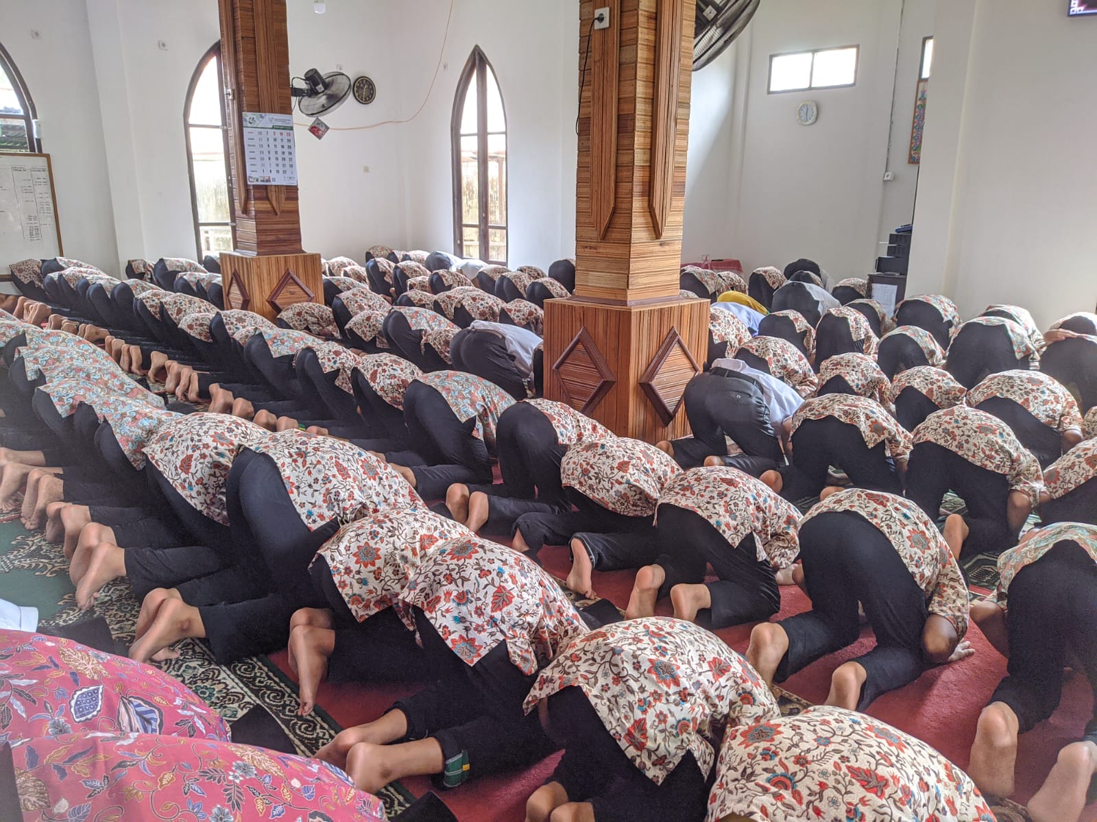 Wajibkan Shalat Zuhur Berjamaah, Siswa dan Siswi MTsN 1 Tanjab Barat Gunakan Masjid Baru