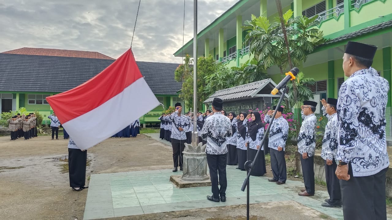 Peringati Hari Guru Nasional dan HUT PGRI Ke 79, Majelis Guru MTsN 1 Tanjab Barat Jadi Petugas Upacara